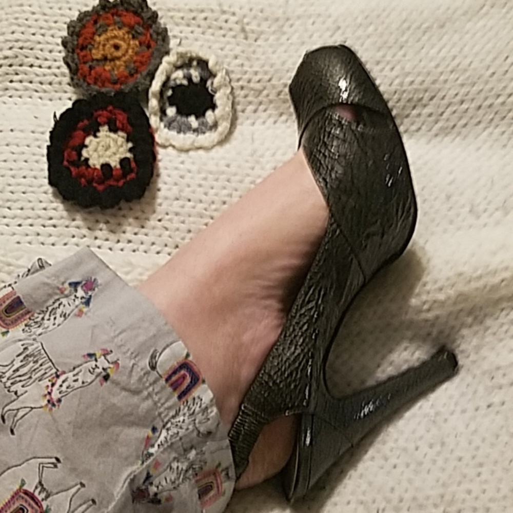 BCBG GIRLS dark grey guc peeptoe heels